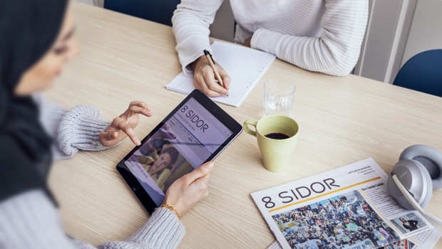Två unga vuxna pluggar och läser 8 Sidor, bilden är länkad till mtm.se