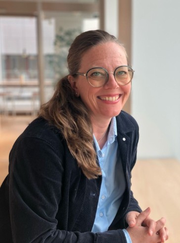 Ett foto av MTM:s tillträdande generaldirektör Åsa Hemingway. Hon har svart kavaj, glasögon och ler stort. Bilden är länkad till en artikel om MTM: nya gd på mtm.se.