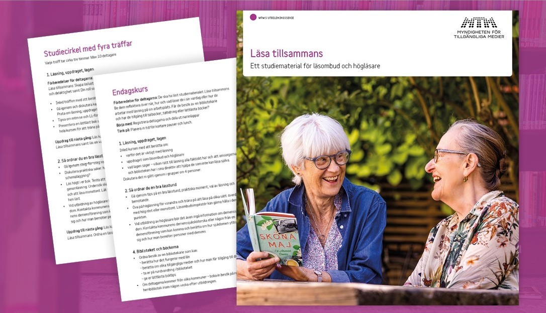 Två äldre kvinnor sitter vid ett bord utomhus och läser en bok tillsammans.