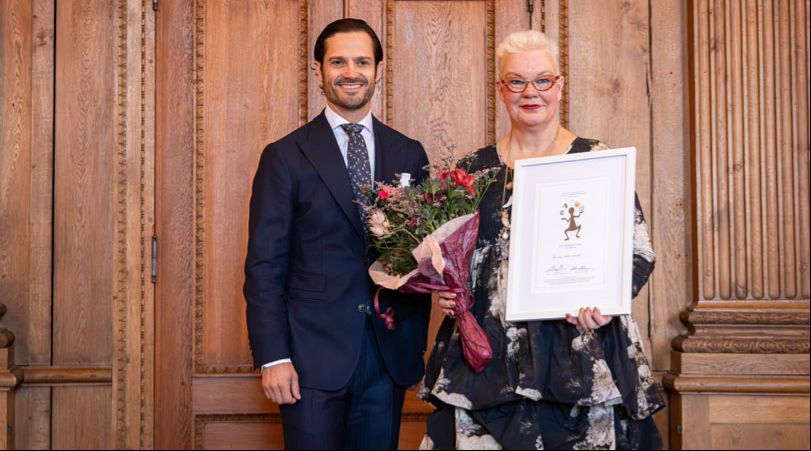 Prins Carl Philip och Helene Ehriander, Helene med diplom och blomsterkvast. Bilden är länkad till Dyslexiförbundets webbplats.