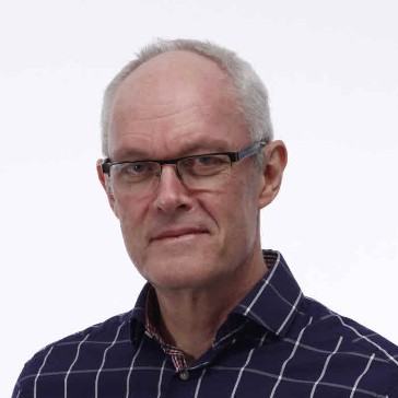 Idor Svensson tittar in i kameran.