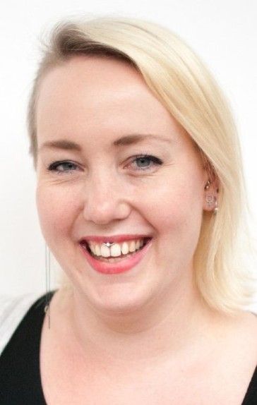 Ett porträttfoto av Karin Nilsson som ler. Bilden är länkad till en intervju med henne på mtm.se.