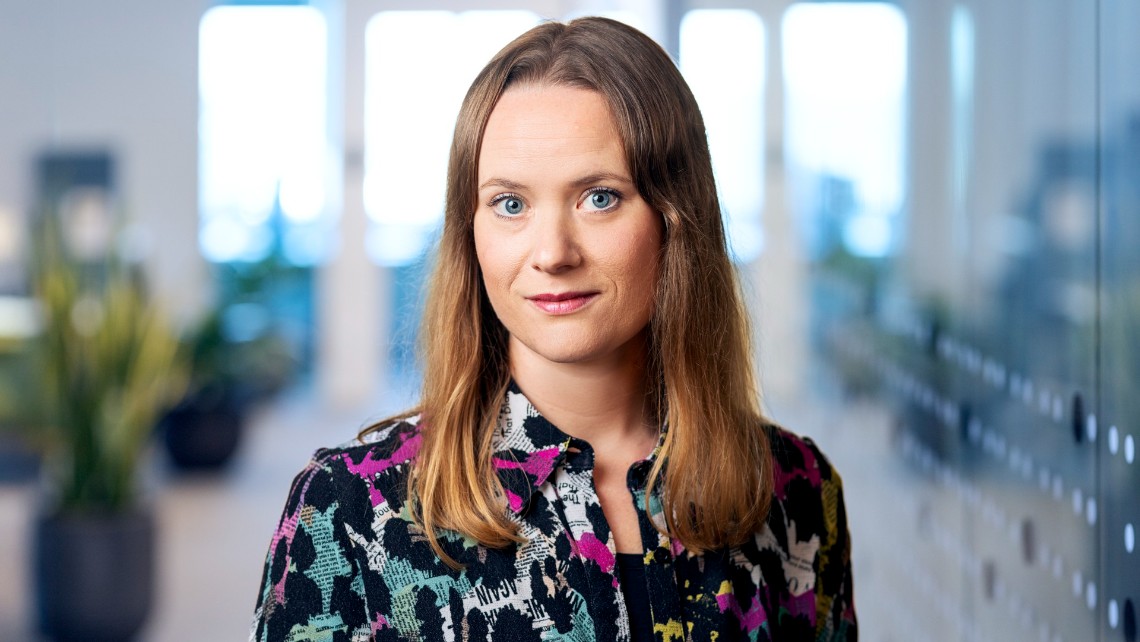 Malin Lundqvist i ett kontorslandskap.