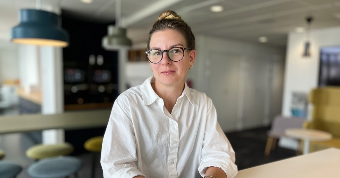 En bild på Matilda Sjöblom i ett kontorslandskap. Bilden är länkad till artikel om punktskrifts- och prenumerationsservice på mtm.se.