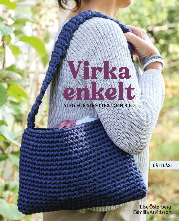 Ett bokomslag - en kvinna bär på en virkad väska.