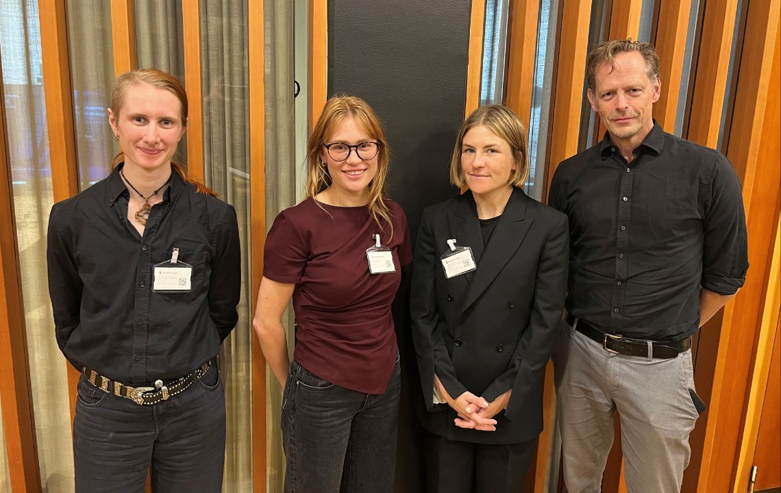 Foto av fyra personer, från vänster Tim Arborealis Lötberg, Siri Samuelberg, Jannica Hedlund och Pontus Ringborg. I bakgrunden en vägg med vertikal träpanel. 