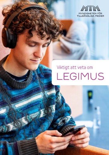 En person letar efter en bok i Legimus.